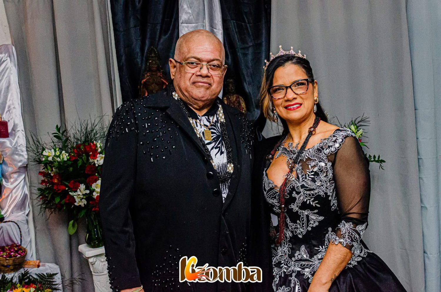 Mãe Denise D'Obá ao lado de seu pai de santo, Pai Alexandre de Oxalá