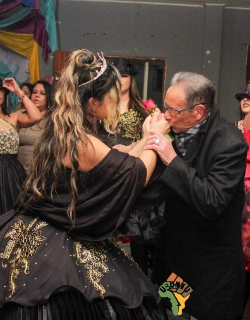 Mãe Denise recebendo o carinho de seu pai em festa da casa
